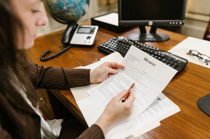divorce lawyer